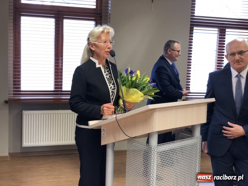 Zdjęcie w galerii na portalu naszraciborz.pl: Kwiaty, słodkości i życzenia. Rada Powiatu Raciborskiego pożegnała Grażynę Wójcik  wiadomości z regionu