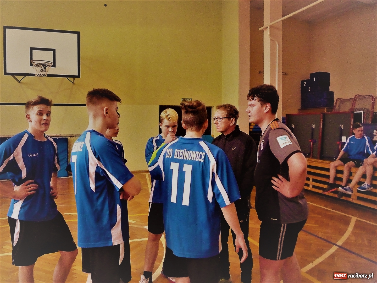 Zdjęcie w galerii na portalu naszraciborz.pl: Gminne zawody piłki siatkowej chłopców w Tworkowie wiadomości z regionu