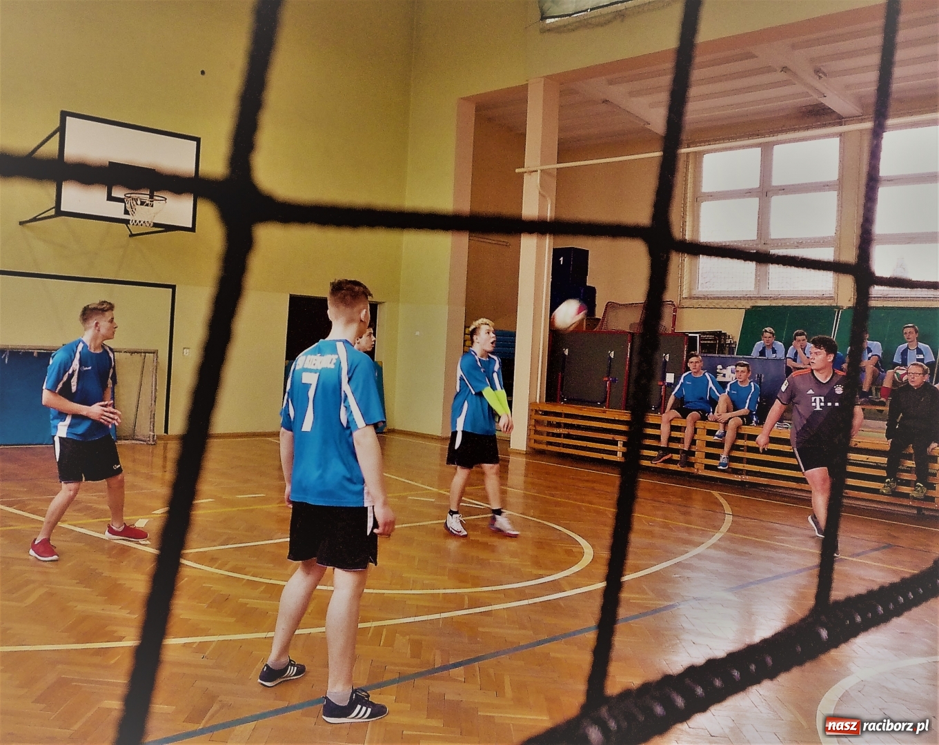 Zdjęcie w galerii na portalu naszraciborz.pl: Gminne zawody piłki siatkowej chłopców w Tworkowie wiadomości z regionu