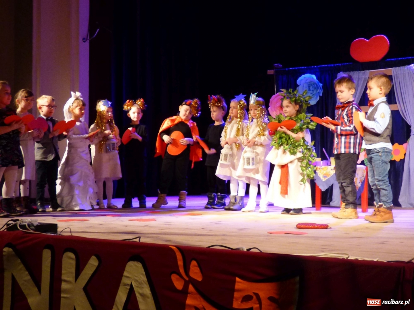 Zdjęcie w galerii na portalu naszraciborz.pl: Przedszkolaki z Nędzy brylowały na scenie w Rybniku wiadomości z regionu