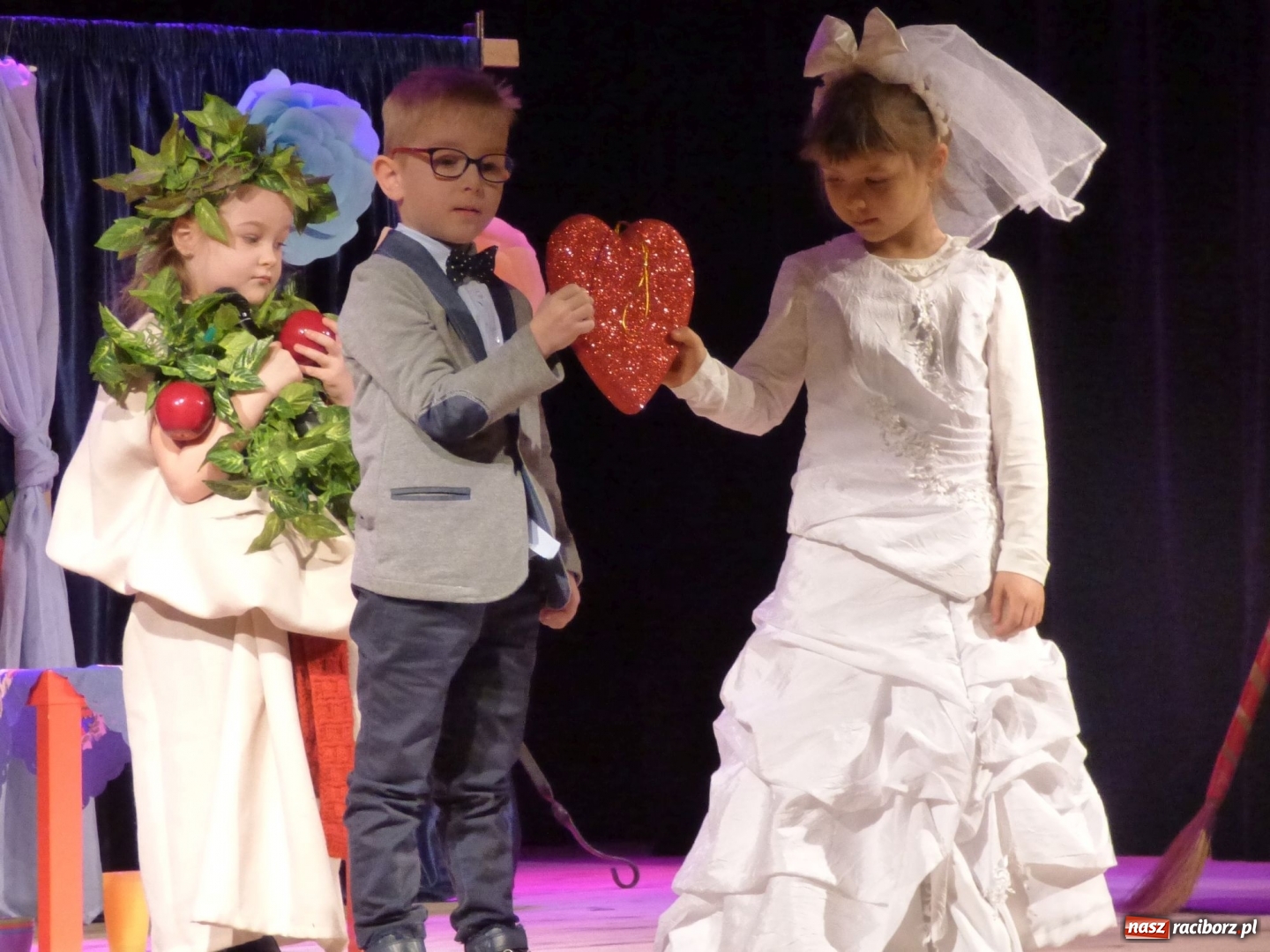 Zdjęcie w galerii na portalu naszraciborz.pl: Przedszkolaki z Nędzy brylowały na scenie w Rybniku wiadomości z regionu