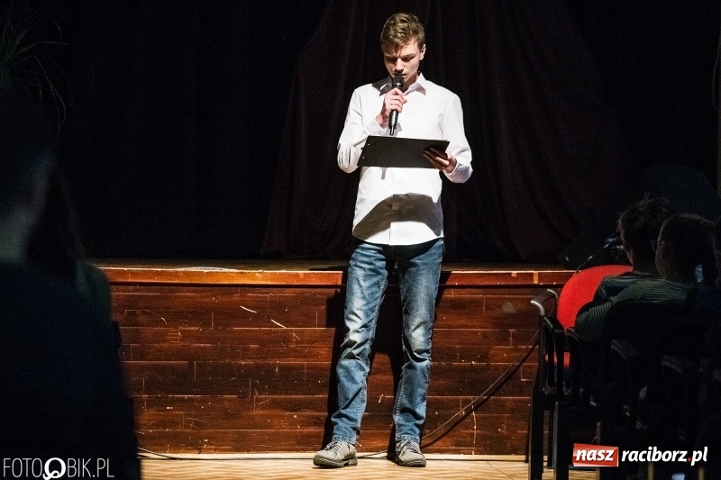 Zdjęcie w galerii na portalu naszraciborz.pl: Mały Książę na deskach sceny MDK wiadomości z regionu