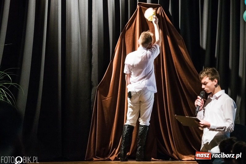 Zdjęcie w galerii na portalu naszraciborz.pl: Mały Książę na deskach sceny MDK wiadomości z regionu