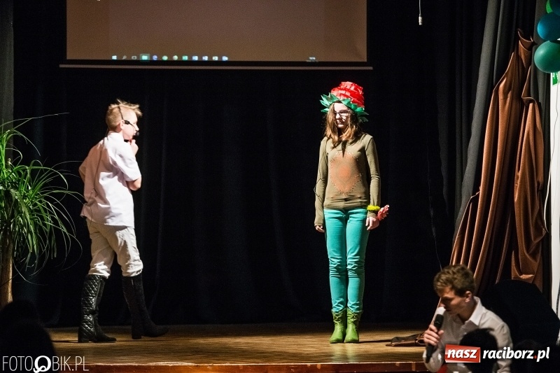 Zdjęcie w galerii na portalu naszraciborz.pl: Mały Książę na deskach sceny MDK wiadomości z regionu