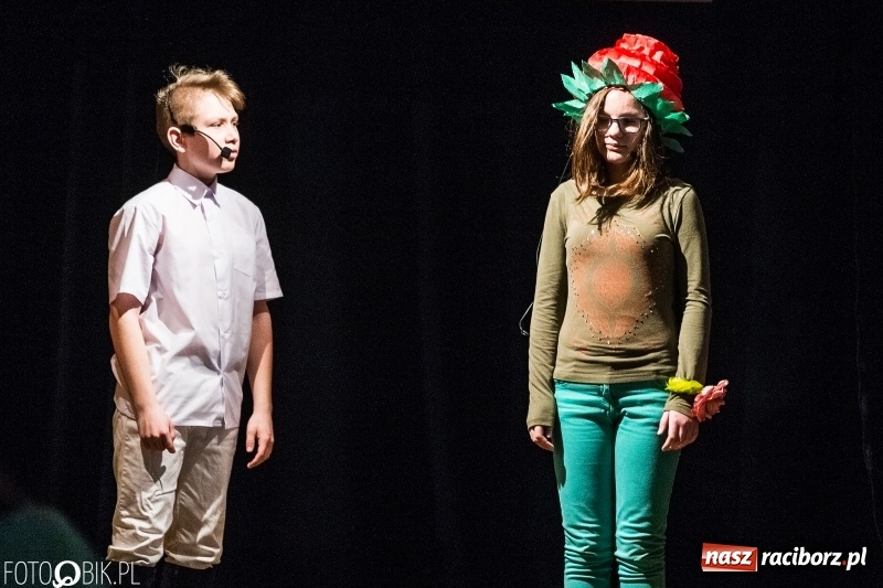 Zdjęcie w galerii na portalu naszraciborz.pl: Mały Książę na deskach sceny MDK wiadomości z regionu