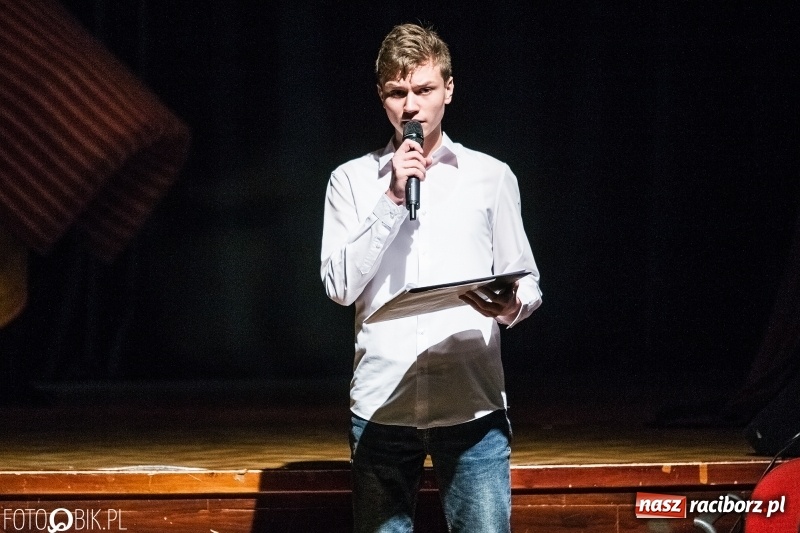 Zdjęcie w galerii na portalu naszraciborz.pl: Mały Książę na deskach sceny MDK wiadomości z regionu