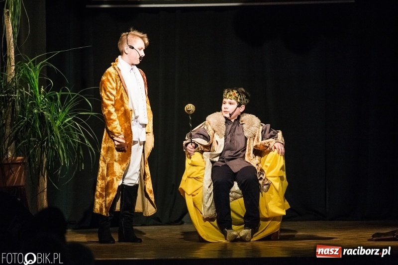 Zdjęcie w galerii na portalu naszraciborz.pl: Mały Książę na deskach sceny MDK wiadomości z regionu