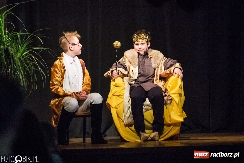Zdjęcie w galerii na portalu naszraciborz.pl: Mały Książę na deskach sceny MDK wiadomości z regionu