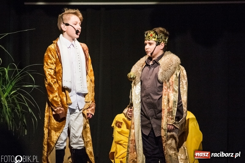 Zdjęcie w galerii na portalu naszraciborz.pl: Mały Książę na deskach sceny MDK wiadomości z regionu