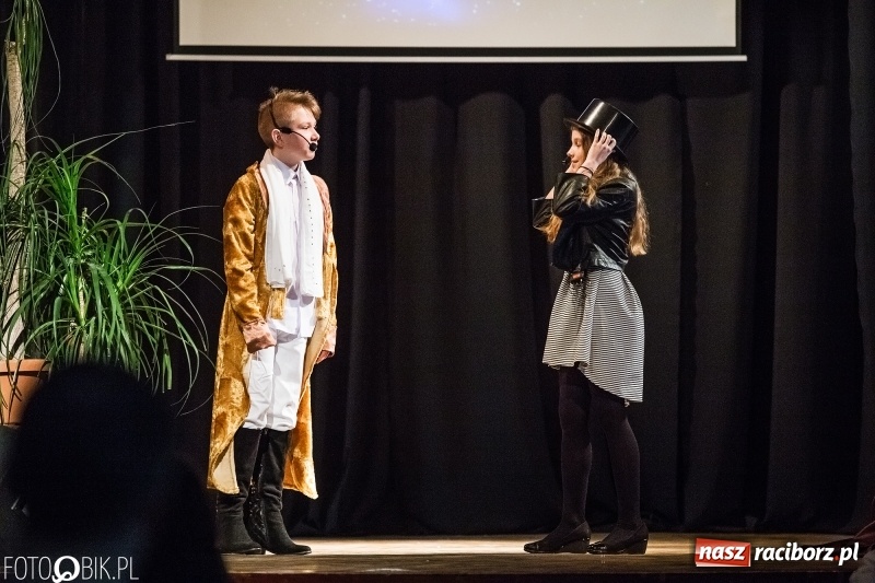 Zdjęcie w galerii na portalu naszraciborz.pl: Mały Książę na deskach sceny MDK wiadomości z regionu