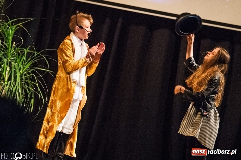 Zdjęcie w galerii na portalu naszraciborz.pl: Mały Książę na deskach sceny MDK wiadomości z regionu