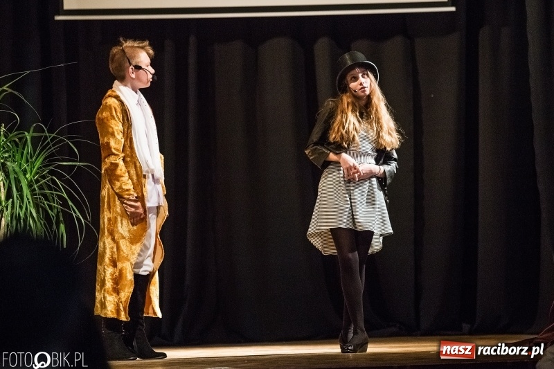 Zdjęcie w galerii na portalu naszraciborz.pl: Mały Książę na deskach sceny MDK wiadomości z regionu
