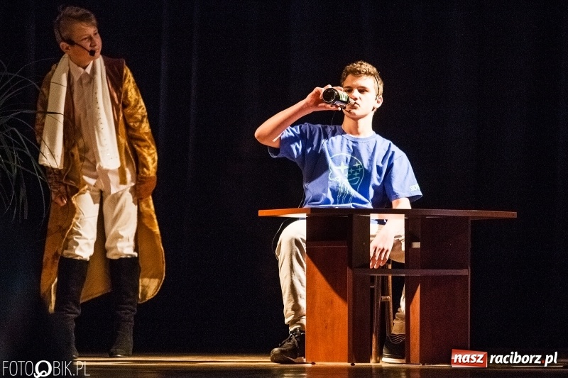 Zdjęcie w galerii na portalu naszraciborz.pl: Mały Książę na deskach sceny MDK wiadomości z regionu