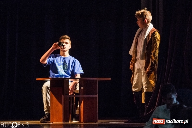 Zdjęcie w galerii na portalu naszraciborz.pl: Mały Książę na deskach sceny MDK wiadomości z regionu