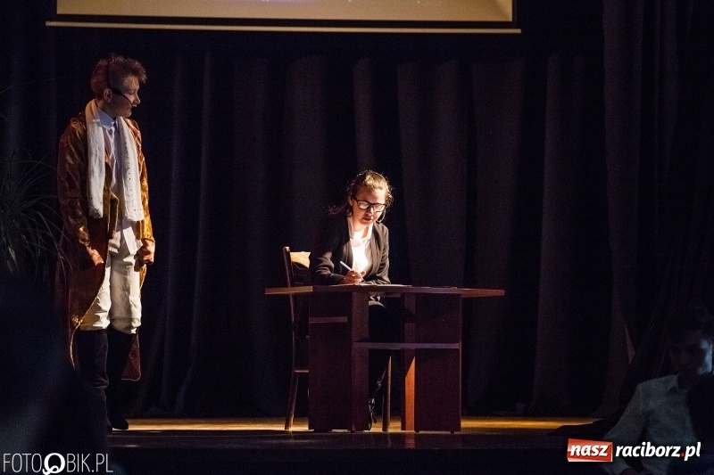 Zdjęcie w galerii na portalu naszraciborz.pl: Mały Książę na deskach sceny MDK wiadomości z regionu