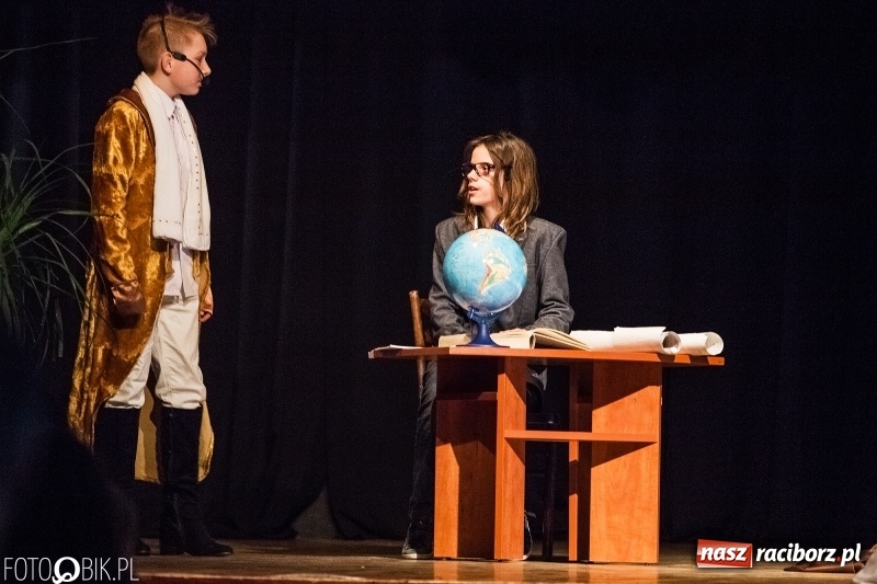 Zdjęcie w galerii na portalu naszraciborz.pl: Mały Książę na deskach sceny MDK wiadomości z regionu
