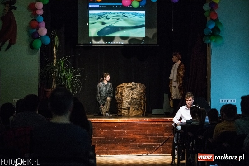 Zdjęcie w galerii na portalu naszraciborz.pl: Mały Książę na deskach sceny MDK wiadomości z regionu