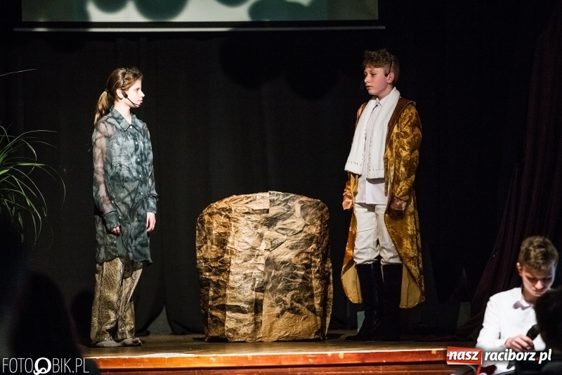 Zdjęcie w galerii na portalu naszraciborz.pl: Mały Książę na deskach sceny MDK wiadomości z regionu