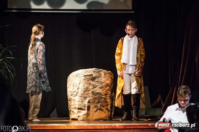 Zdjęcie w galerii na portalu naszraciborz.pl: Mały Książę na deskach sceny MDK wiadomości z regionu