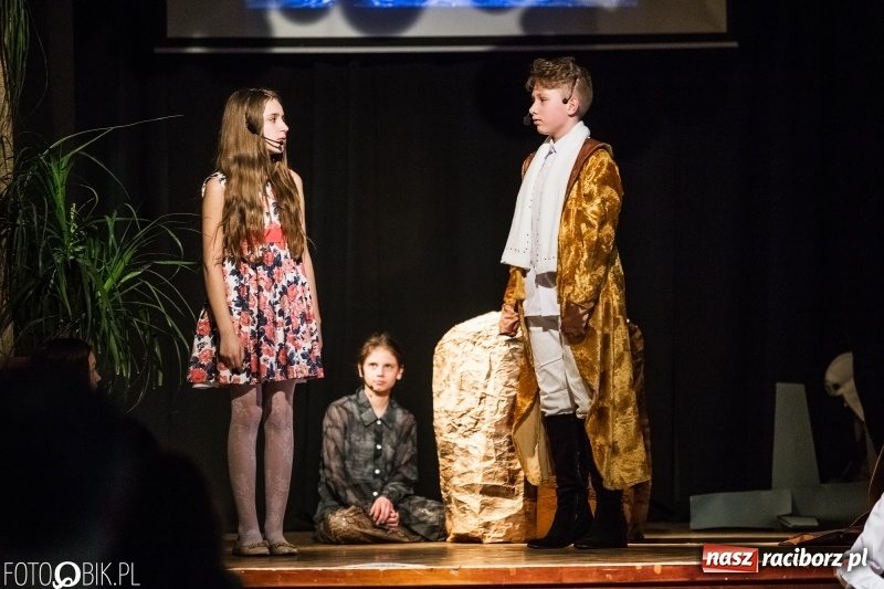 Zdjęcie w galerii na portalu naszraciborz.pl: Mały Książę na deskach sceny MDK wiadomości z regionu