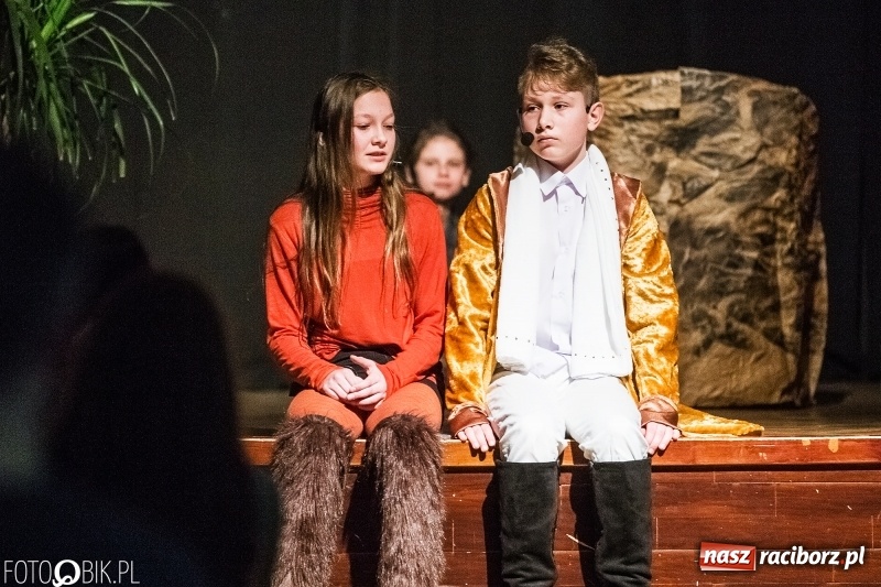 Zdjęcie w galerii na portalu naszraciborz.pl: Mały Książę na deskach sceny MDK wiadomości z regionu