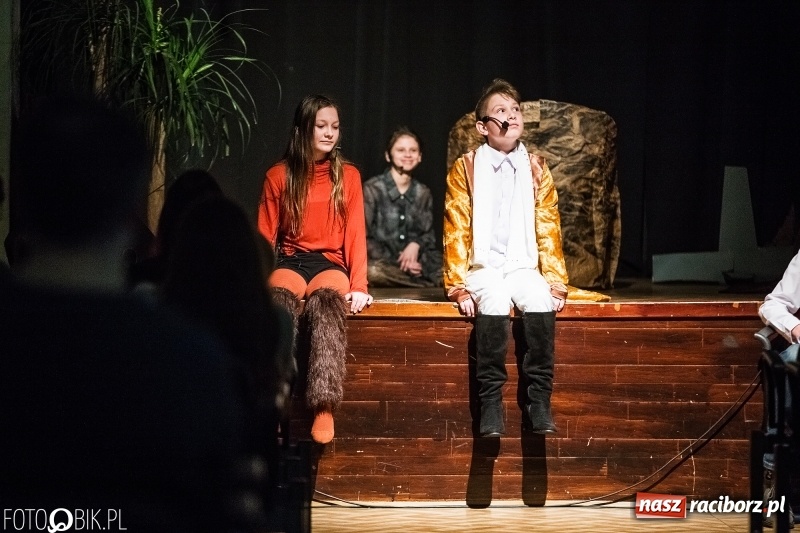 Zdjęcie w galerii na portalu naszraciborz.pl: Mały Książę na deskach sceny MDK wiadomości z regionu