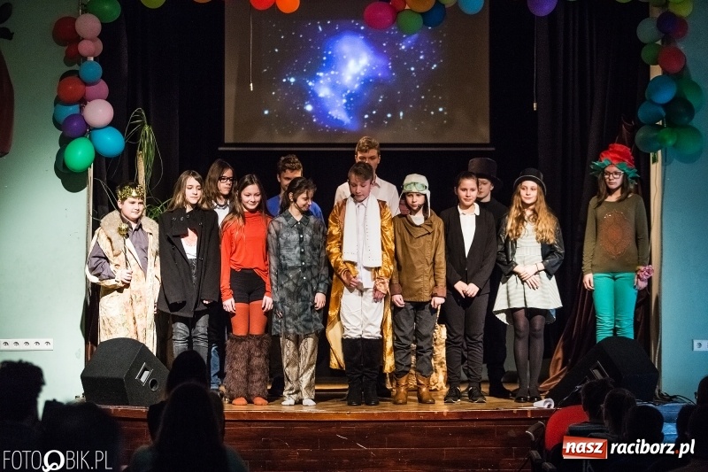 Zdjęcie w galerii na portalu naszraciborz.pl: Mały Książę na deskach sceny MDK wiadomości z regionu