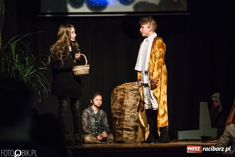 Zdjęcie w galerii na portalu naszraciborz.pl: Mały Książę na deskach sceny MDK wiadomości z regionu