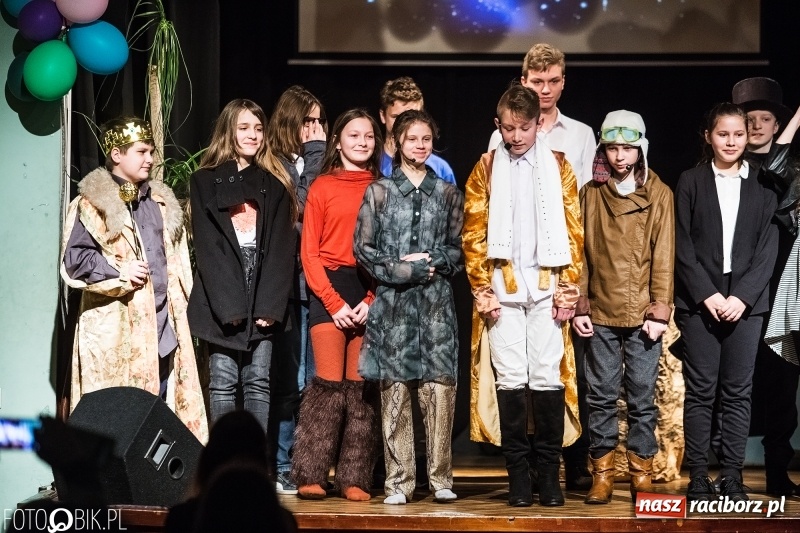 Zdjęcie w galerii na portalu naszraciborz.pl: Mały Książę na deskach sceny MDK wiadomości z regionu