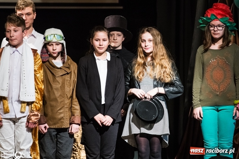 Zdjęcie w galerii na portalu naszraciborz.pl: Mały Książę na deskach sceny MDK wiadomości z regionu