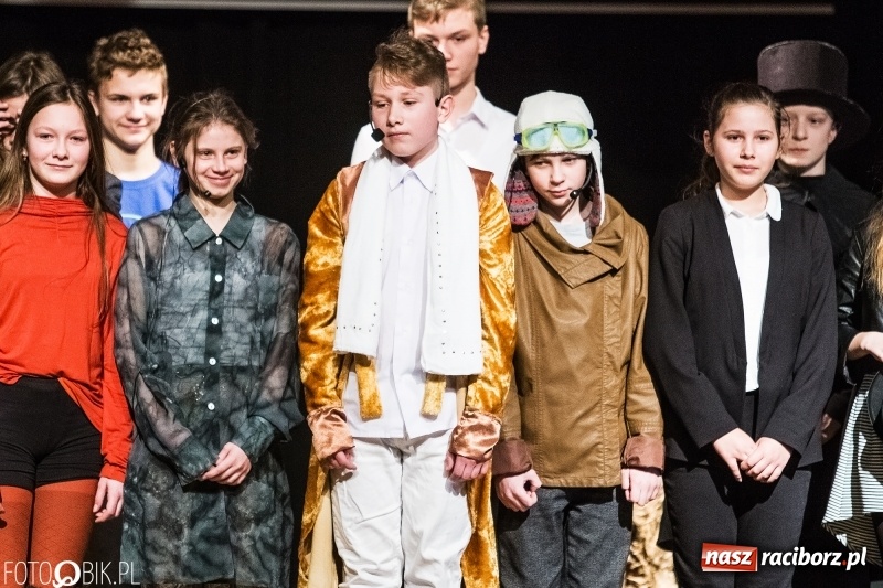 Zdjęcie w galerii na portalu naszraciborz.pl: Mały Książę na deskach sceny MDK wiadomości z regionu