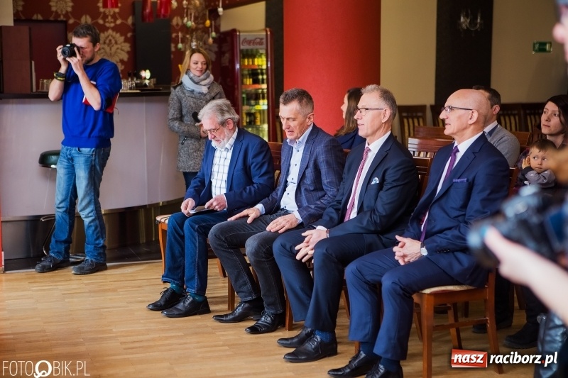 Zdjęcie w galerii na portalu naszraciborz.pl: Raciborska Izba Gospodarcza przekazała pieniądze uzbierane podczas Gwiazdki Serc wiadomości z regionu