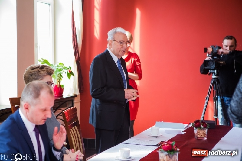 Zdjęcie w galerii na portalu naszraciborz.pl: Raciborska Izba Gospodarcza przekazała pieniądze uzbierane podczas Gwiazdki Serc wiadomości z regionu