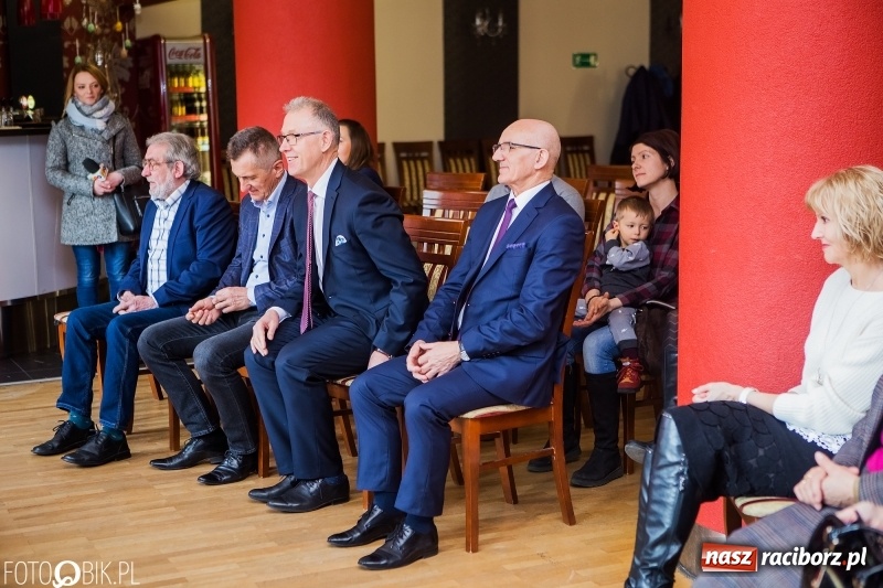 Zdjęcie w galerii na portalu naszraciborz.pl: Raciborska Izba Gospodarcza przekazała pieniądze uzbierane podczas Gwiazdki Serc wiadomości z regionu