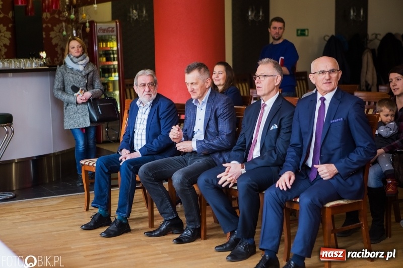 Zdjęcie w galerii na portalu naszraciborz.pl: Raciborska Izba Gospodarcza przekazała pieniądze uzbierane podczas Gwiazdki Serc wiadomości z regionu