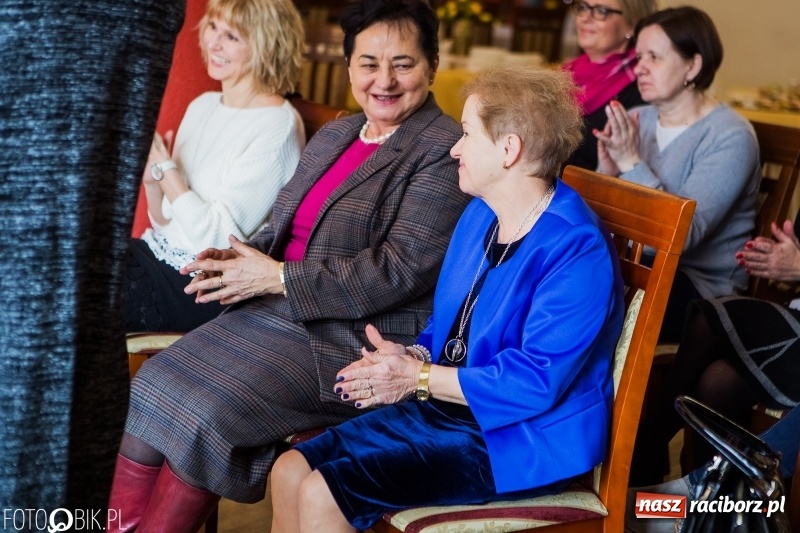 Zdjęcie w galerii na portalu naszraciborz.pl: Raciborska Izba Gospodarcza przekazała pieniądze uzbierane podczas Gwiazdki Serc wiadomości z regionu