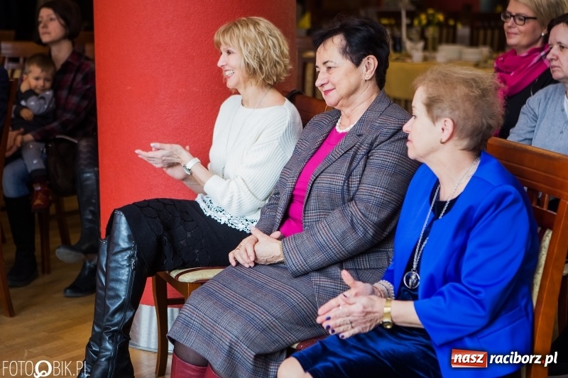 Zdjęcie w galerii na portalu naszraciborz.pl: Raciborska Izba Gospodarcza przekazała pieniądze uzbierane podczas Gwiazdki Serc wiadomości z regionu