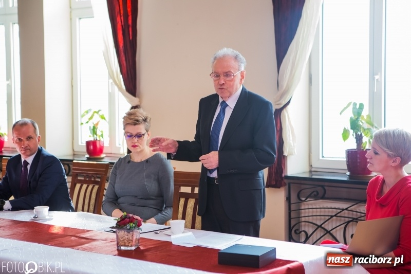 Zdjęcie w galerii na portalu naszraciborz.pl: Raciborska Izba Gospodarcza przekazała pieniądze uzbierane podczas Gwiazdki Serc wiadomości z regionu