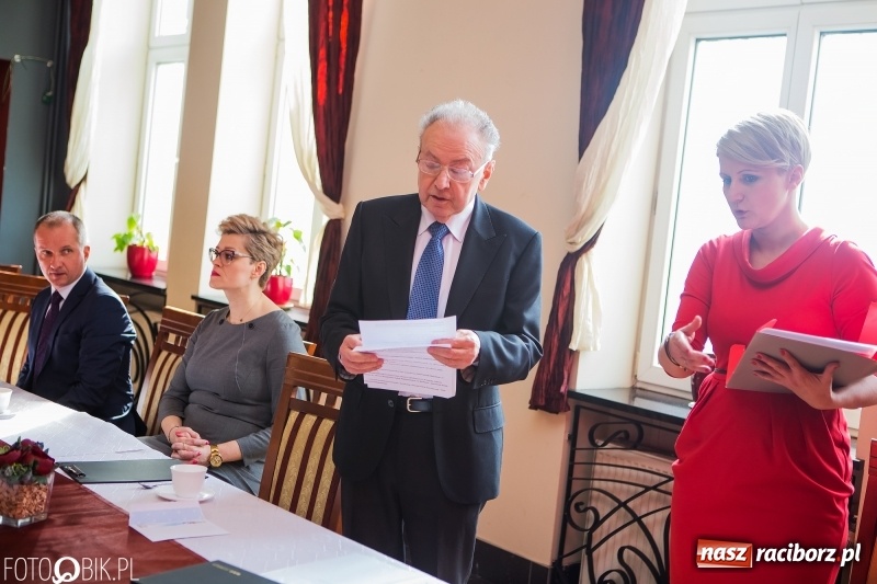 Zdjęcie w galerii na portalu naszraciborz.pl: Raciborska Izba Gospodarcza przekazała pieniądze uzbierane podczas Gwiazdki Serc wiadomości z regionu