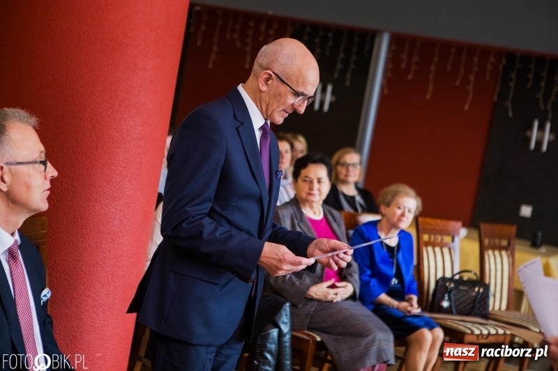 Zdjęcie w galerii na portalu naszraciborz.pl: Raciborska Izba Gospodarcza przekazała pieniądze uzbierane podczas Gwiazdki Serc wiadomości z regionu