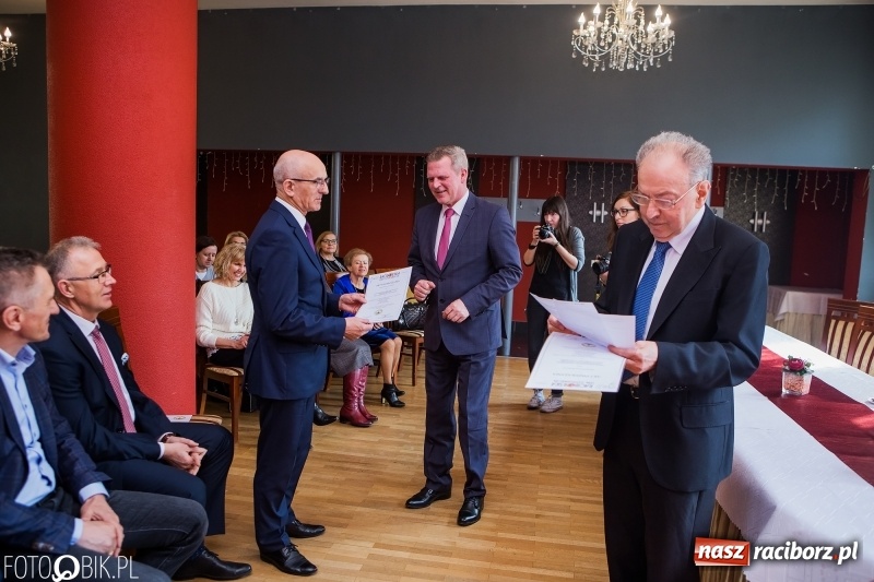 Zdjęcie w galerii na portalu naszraciborz.pl: Raciborska Izba Gospodarcza przekazała pieniądze uzbierane podczas Gwiazdki Serc wiadomości z regionu