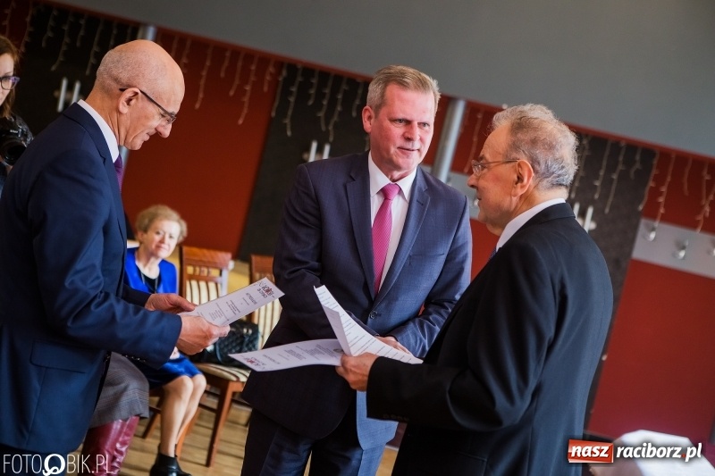 Zdjęcie w galerii na portalu naszraciborz.pl: Raciborska Izba Gospodarcza przekazała pieniądze uzbierane podczas Gwiazdki Serc wiadomości z regionu