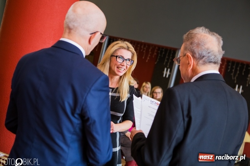 Zdjęcie w galerii na portalu naszraciborz.pl: Raciborska Izba Gospodarcza przekazała pieniądze uzbierane podczas Gwiazdki Serc wiadomości z regionu