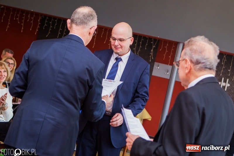 Zdjęcie w galerii na portalu naszraciborz.pl: Raciborska Izba Gospodarcza przekazała pieniądze uzbierane podczas Gwiazdki Serc wiadomości z regionu