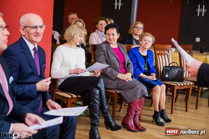 Zdjęcie w galerii na portalu naszraciborz.pl: Raciborska Izba Gospodarcza przekazała pieniądze uzbierane podczas Gwiazdki Serc wiadomości z regionu
