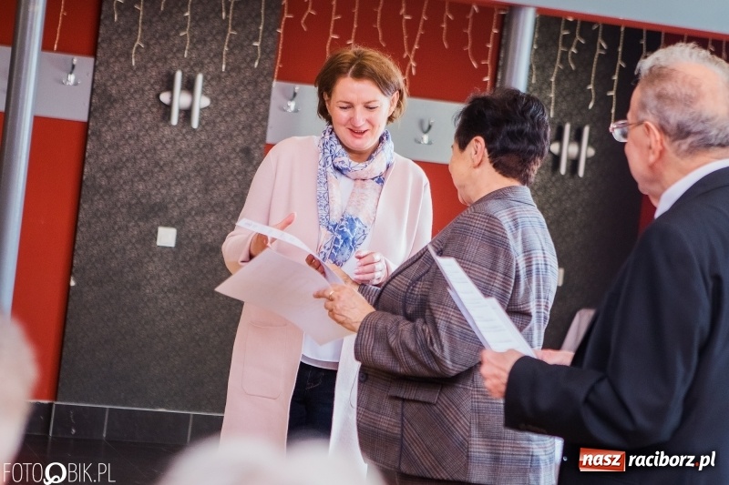 Zdjęcie w galerii na portalu naszraciborz.pl: Raciborska Izba Gospodarcza przekazała pieniądze uzbierane podczas Gwiazdki Serc wiadomości z regionu