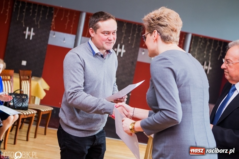 Zdjęcie w galerii na portalu naszraciborz.pl: Raciborska Izba Gospodarcza przekazała pieniądze uzbierane podczas Gwiazdki Serc wiadomości z regionu