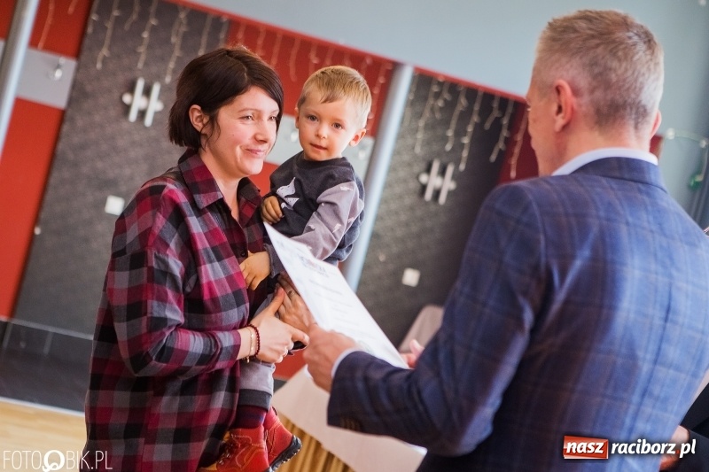 Zdjęcie w galerii na portalu naszraciborz.pl: Raciborska Izba Gospodarcza przekazała pieniądze uzbierane podczas Gwiazdki Serc wiadomości z regionu