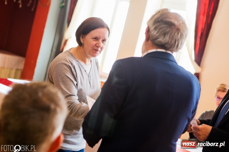 Zdjęcie w galerii na portalu naszraciborz.pl: Raciborska Izba Gospodarcza przekazała pieniądze uzbierane podczas Gwiazdki Serc wiadomości z regionu