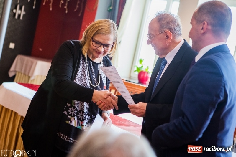 Zdjęcie w galerii na portalu naszraciborz.pl: Raciborska Izba Gospodarcza przekazała pieniądze uzbierane podczas Gwiazdki Serc wiadomości z regionu